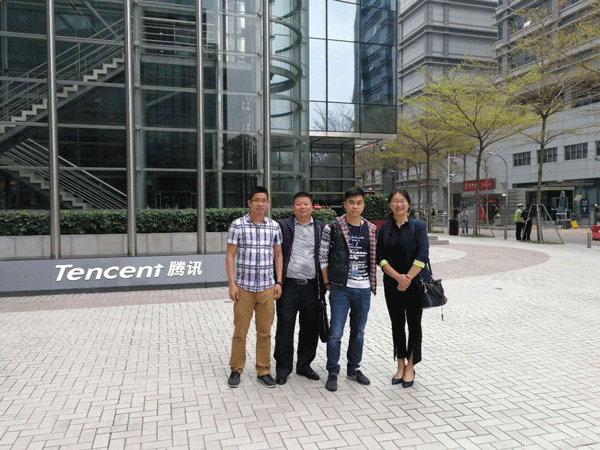 在深圳腾讯大厦门口合影（右二为2009届计算机科学与技术专业毕业生何波）